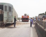 Đường sắt đã thông tuyến sau vụ tàu hàng đâm xe tải ở Nghệ An
