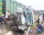 Nghẹt thở cứu tài xế mắc kẹt sau vụ tàu hàng đâm xe tải 