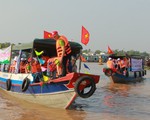 Thanh niên Cần Thơ vớt rác trên chợ nổi Cái Răng