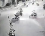20 thanh niên cầm mã tấu bao vây, đập phá xe dân phòng