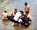 ‘Cảm ơn các thầy giáo, đã sinh ra con tôi lần thứ hai’
