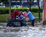 Triều cường chưa đạt đỉnh, người dân đã bì bõm lội nước giờ tan tầm