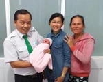 Chở nửa đường, bà đẻ chuyển dạ, bác tài taxi đỡ đẻ luôn