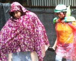 TP Vinh mưa xối xả ngập đường, phụ huynh vất vả đưa con đến trường