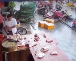 Video bão mạng một vụ trộm thịt heo nhét vào túi quần