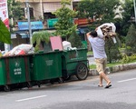 Tranh cãi trách nhiệm bỏ rác lên xe thu gom thuộc về ai ?