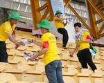 Ngàn người xả rác, vài chục người cong lưng dọn sau lễ khai giảng