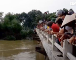 Video: Tìm thấy thi thể tài xế ô tô lao xuống sông