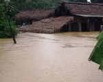 Bị nước lũ cô lập, người dân Hương Khê lo di dời tài sản, gia súc