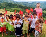 Rưng rưng cô giáo lội nước lũ vào giữ trường, 