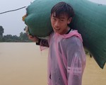 Hà Tĩnh còn 2 xã bị cô lập hoàn toàn, dân vẫn phải chèo xuồng đi lại