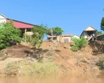 Sạt lở nghiêm trọng sau lũ, nhiều nhà có nguy cơ chìm xuống sông