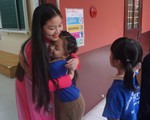Cô giáo ôm, cụng tay, bắt tay... đón học trò vào lớp