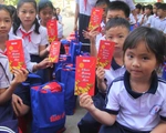 Học trò nghèo vùng hạn mặn nhận lì xì sớm