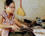 Tết về, thình thịch tiếng chày giã bột làm món bánh phồng
