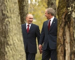 Nhảy múa cùng Bush, và những hình ảnh thú vị 20 năm ông Putin nắm quyền