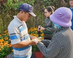 Vợ lịm chết trên tay chồng trên đường đi lấy bông bán tết