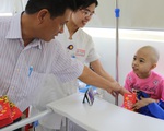 Mang quà tết đến với bệnh nhi ung thư