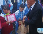 Thịt heo quá đắt, trường thưởng thịt heo cho học sinh giỏi ăn tết