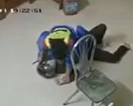 Bị dí dao vào cổ, nhân viên cây xăng vẫn bình tĩnh quật ngã tên cướp