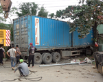Xe container tông sập 2 nhà dân, tài xế tử vong trong cabin