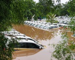 Nước ngập nhấn chìm thủ đô Indonesia ngay ngày đầu năm mới