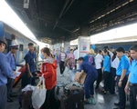 Nhiều khách trễ tàu về quê ở ga Sài Gòn