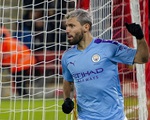 Aguero tỏa sáng, M.C thu hẹp khoảng cách với Liverpool