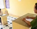 Một phụ nữ nhổ lông vịt bị thanh niên cầm dao khống chế hiếp dâm