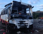 Xe buýt tông xe lam rơi xuống giếng, 26 người chết