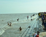 Cứu 5 trẻ bị đuối nước khi tắm biển Ba Động