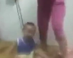 Xác minh video bé trai bị mẹ bạo hành, buộc dây vào cổ