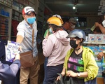 Khẩu trang tràn ra vỉa hè, giá cả loạn xị