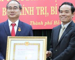 Bí thư Thành ủy TP.HCM Nguyễn Thiện Nhân nhận huy hiệu 40 năm tuổi Đảng