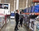 Tỉ phú Mark Zuckerberg cùng vợ đi mua tivi giảm giá