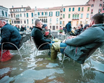 Nữ phóng viên quẩy balô vào Venice ngập trong biển nước