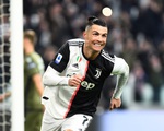 Ronaldo lập hat-trick, Juventus giữ vững đỉnh bảng