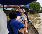 Nước lên nhanh, người dân bắt thuyền máy đi giữa TP Huế