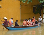 Bất ngờ với tour du lịch dạo phố cổ bằng ghe thăm Hội An mùa nước lũ