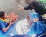 Chèo sup tiếp hàng cứu trợ bà con cô lập trong lũ