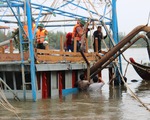 Trục vớt tàu tìm hai cha con mất tích khi chìm tàu cá trên sông Trường Giang