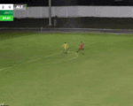 Video cầu thủ cướp bóng trong chân thủ môn rồi... bỏ lỡ trước khung thành trống