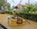 Bình nước, thùng xốp, vỏ tủ lạnh… thành thuyền bè tránh lũ