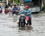 Triều cường đỉnh gặp mưa lớn, người dân TP.HCM đề phòng ngập nước, vỡ bờ bao