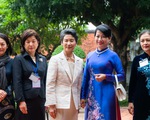 Phu nhân 2 thủ tướng Việt - Nhật thăm Văn Miếu trong tiết thu Hà Nội