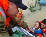 Nước lên nhanh có chỗ 3 mét, dân Quảng Bình tất tả chạy lũ