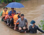 Dân ở rốn lũ Hà Tĩnh đứng ở nóc nhà bật khóc khi nhận quà cứu trợ