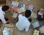 Quyên góp hàng ngàn bộ sách giáo khoa cũ tặng học sinh miền Trung