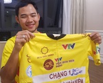 Lê Nguyệt Minh đấu giá áo vàng ủng hộ miền Trung