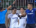 Vào bóng nguy hiểm khiến nhận phạt đền, thủ môn HAGL còn xô trọng tài